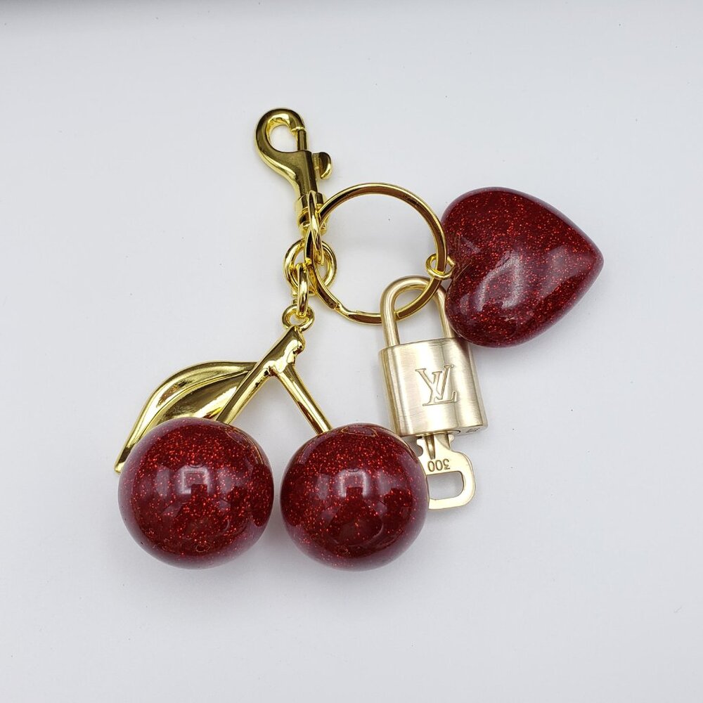 LV Authentic Gold Padlock 🔒 Key Set w/ Unbranded Apple/Heart Keychain Charm - Picture 8 of 10